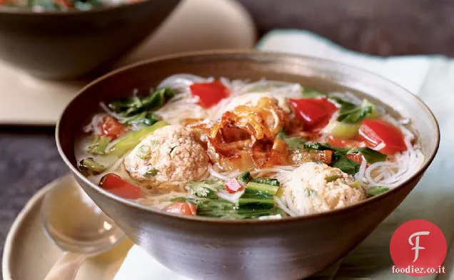 Bok Choy e zuppa di noodle di riso con polpette di tacchino