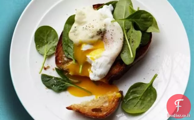 Crostini con Spinaci, uovo in camicia e salsa cremosa di Senape