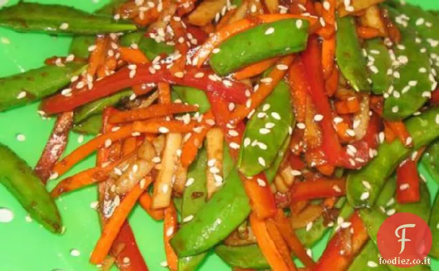 Insalata di piselli a scatto con salsa di soia allo zenzero