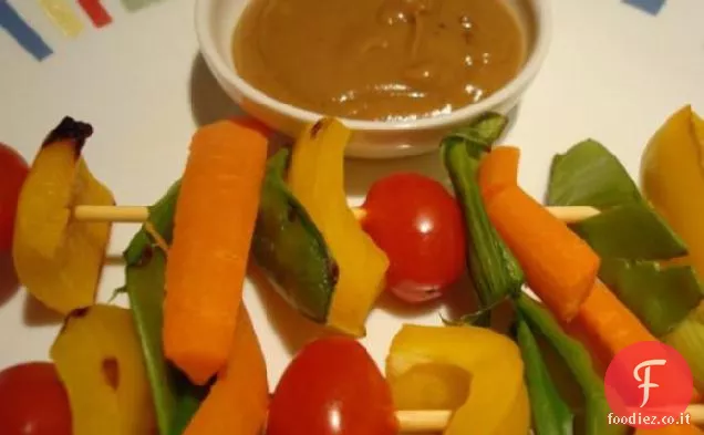 Kabobs vegetariani in stile tailandese con salsa di arachidi speziata