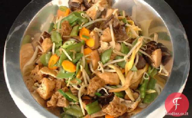 Tofu saltati in padella con funghi, piselli a scatto di zucchero e cipolla verde