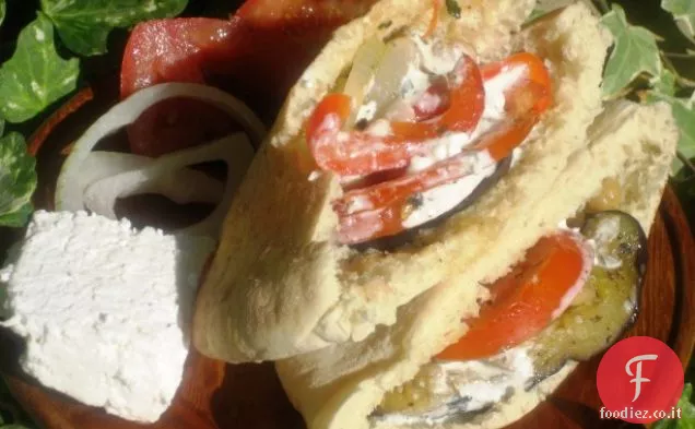 Pita di verdure arrosto con condimento cremoso di feta