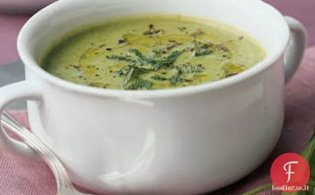 Zuppa di piselli freschi con menta