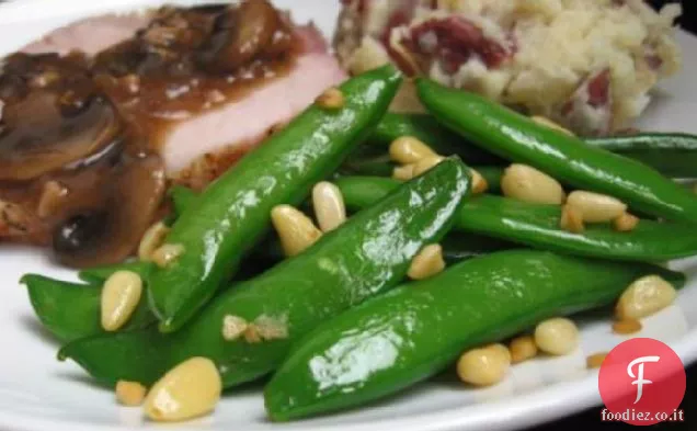 Piselli a scatto di zucchero con pinoli e aglio