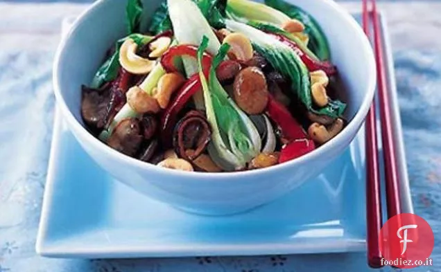 Soffriggere le verdure con anacardi