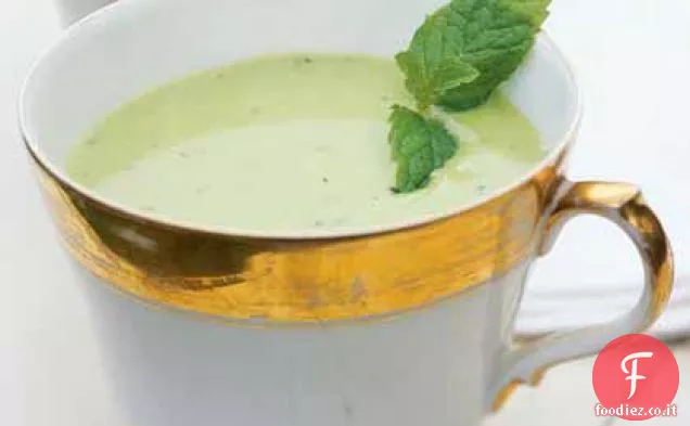 Zuppa di piselli refrigerati con pesto di menta