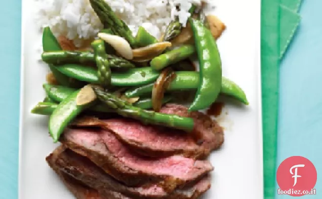 Bistecca di fianco con Snap-pisello e asparagi Stir-Fry