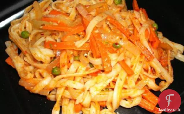 Tagliatelle di riso con salsa Tahini e verdure miste