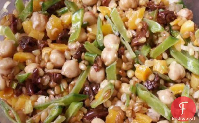 Insalata di bacche di grano con albicocche secche