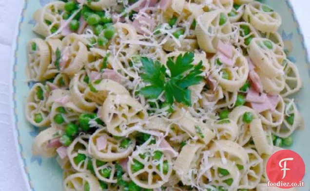 Bella insalata di pasta con piselli, parmigiano e prosciutto