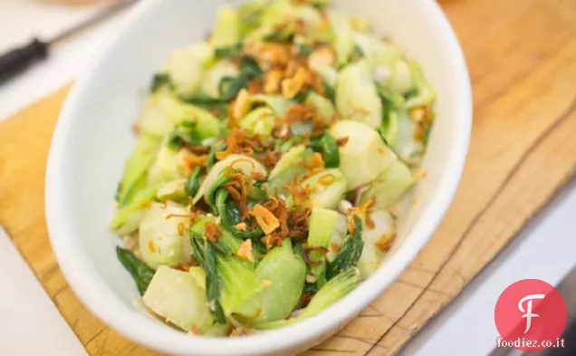 Insalata di verdure tenere con scalogni fritti croccanti