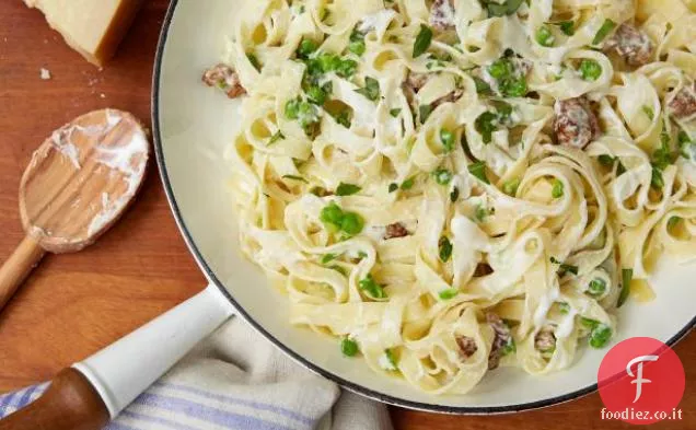 Tagliatelle con Piselli Schiacciati, Salsiccia e Ricotta