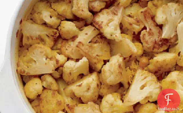 Riso al cavolfiore al curry con una pentola