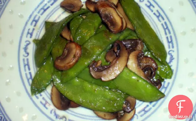 Baccelli di piselli con funghi freschi