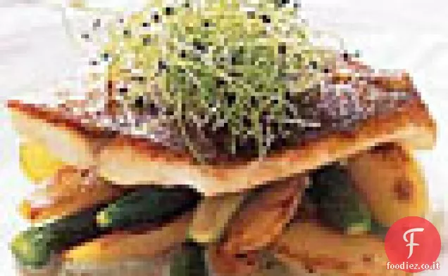 Arrostito Striped Bass con erba cipollina e salsa di panna acida