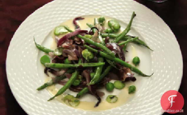 Insalata di verdure di primavera calda con Favas, Fagiolini e Radicchio Ricetta