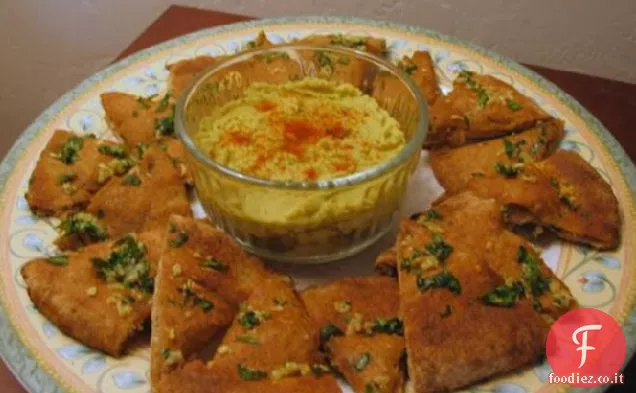 Hummus di coriandolo con pita all'aglio croccante