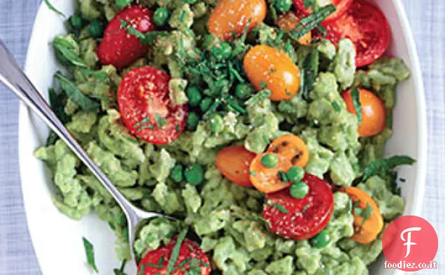Spaetzle di piselli con menta, erba cipollina e pomodori