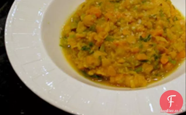 Verdure di campo e insalata vegetariana alla griglia con condimento alle erbe di senape