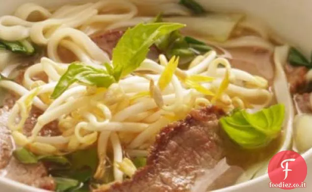 Ricetta di brodo di manzo e noodle in stile vietnamita