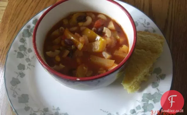 Puchero di manzo (uno stufato messicano con Hominy e verdure)