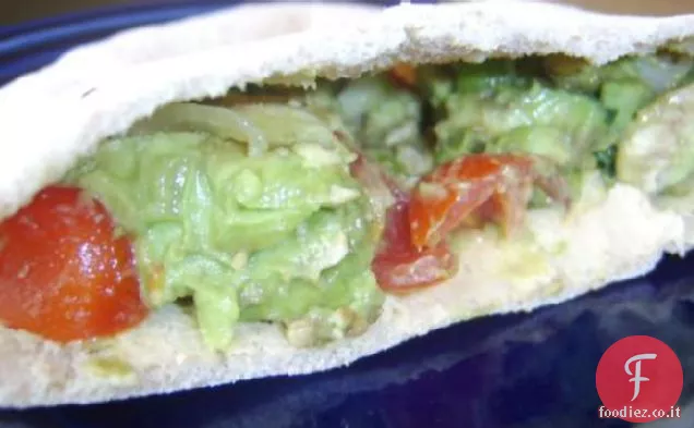 Panino con avocado, pomodoro e Hummus