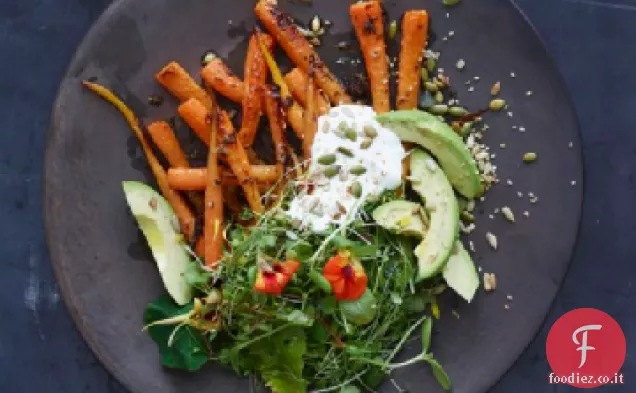 Insalata di carote e avocado con semi croccanti