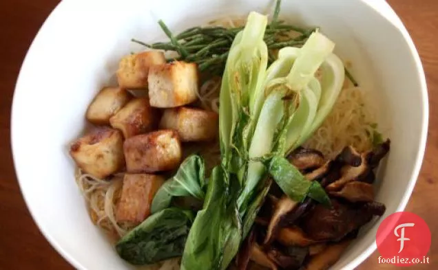 Tagliatelle di riso con tofu marinato e funghi Shiitake