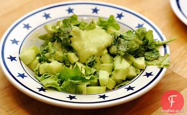 Pollo al lime piccante alla griglia con insalata di fagioli neri e avocado