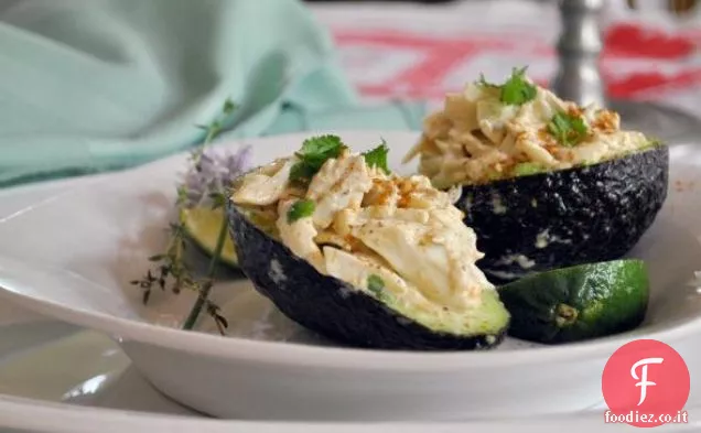 Insalata di granchio in metà avocado