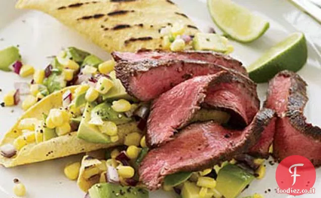 Chipotle-Bistecca di Flatiron marinato con salsa di avocado e mais