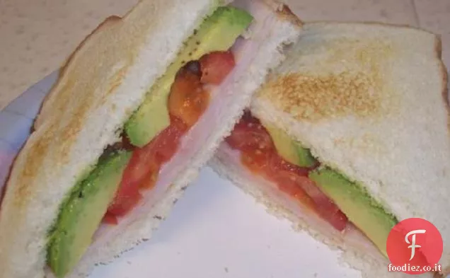 Un panino con avocado