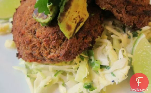 Piccante, torte di fagioli affumicati con Slaw Lime e avocado carbonizzato