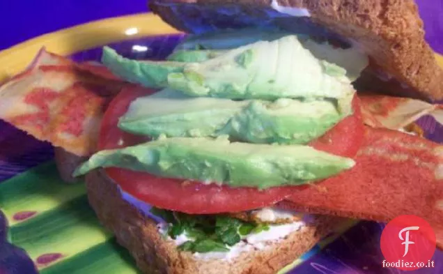 Panino con uova fritte e avocado