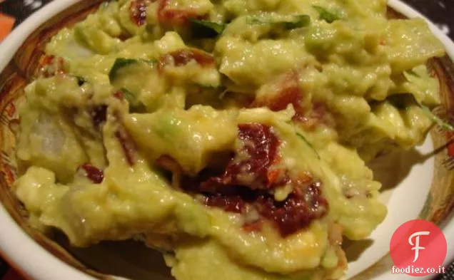 Pizza di pollo, funghi e avocado