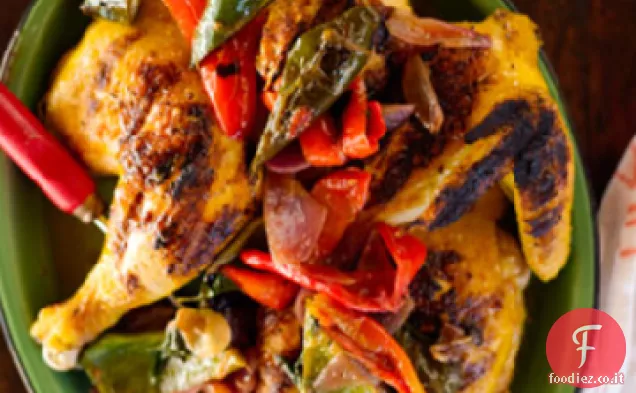 Pollo sotto un mattone con avocado e peperoncini