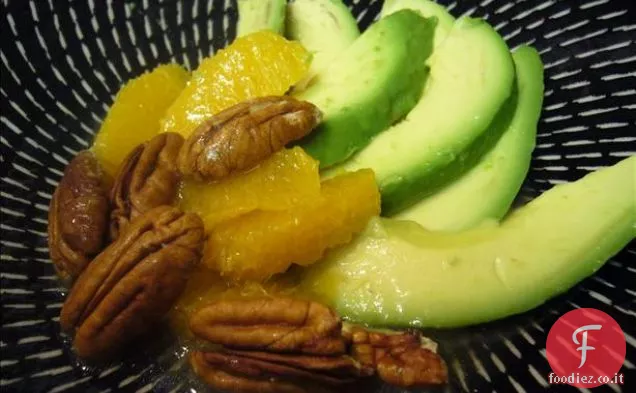 Zuppa di avocado refrigerata con zenzero e lime