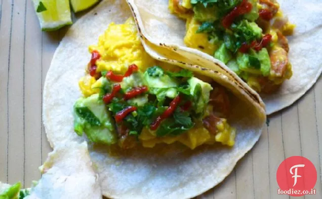Tacos di uova strapazzate e salsiccia con Avocado e scalogno