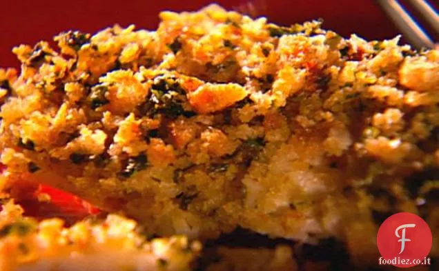 Branzino al forno con burro all'aglio fatto in casa e topping di briciole di pane alle erbe