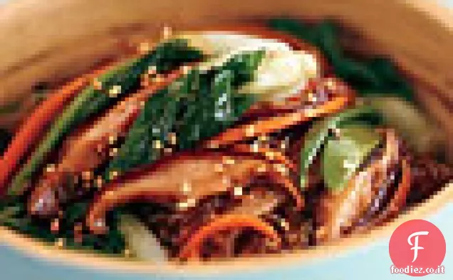 Tagliatella di patate dolci Saltate in padella con Choy Sum e funghi Shiitake