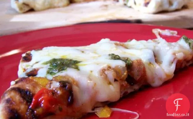 Pizza con salsiccia e peperoni alla griglia