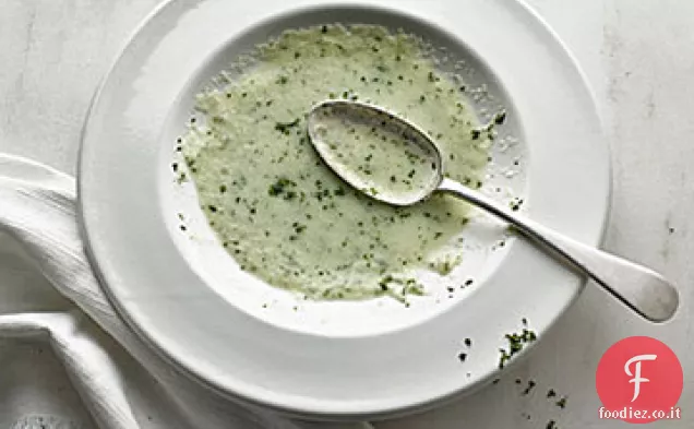 Zuppa di cetrioli refrigerati con foglie di menta