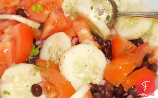 Insalata di cetrioli, pomodori e cipolle rosse