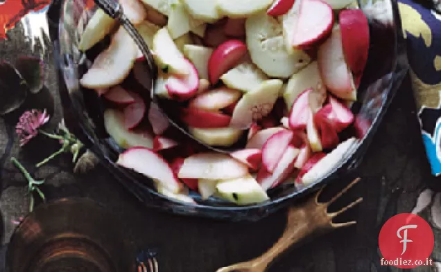 Insalata di cetrioli e ravanelli dolci