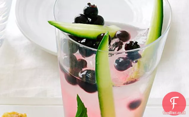 Cocktail di cetriolo, Soju e mirtillo