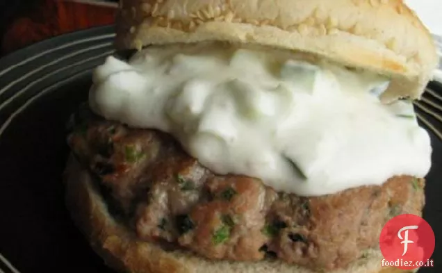 Hamburger di tacchino e erbe con salsa al limone allo yogurt