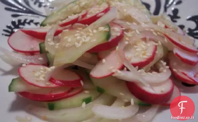 Insalata di cetrioli e ravanelli in stile giapponese
