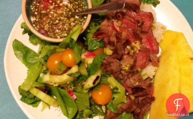 Tiger Cries Salad (un'insalata di manzo tailandese piccante)