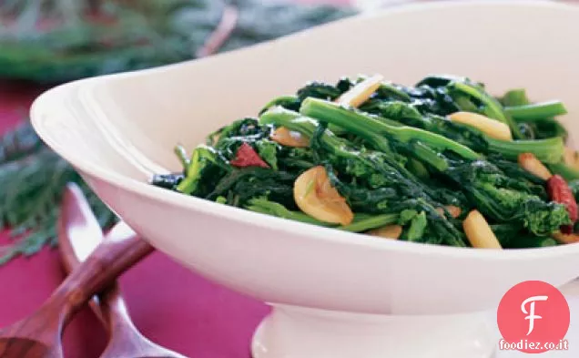 Rabe di broccoli saltati con aglio e peperoncini (Rape Fritte)