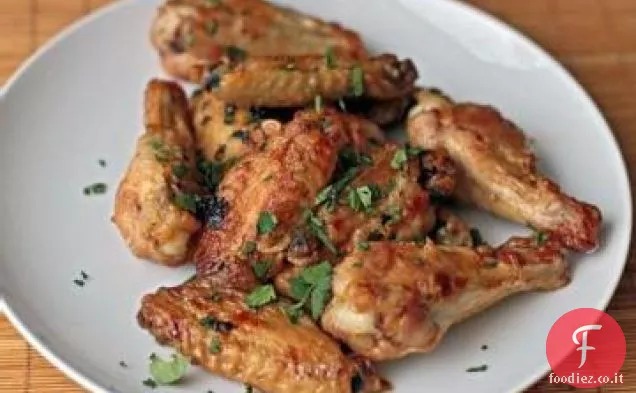 Croccanti ali di pollo al curry con salsa di coriandolo e cetriolo